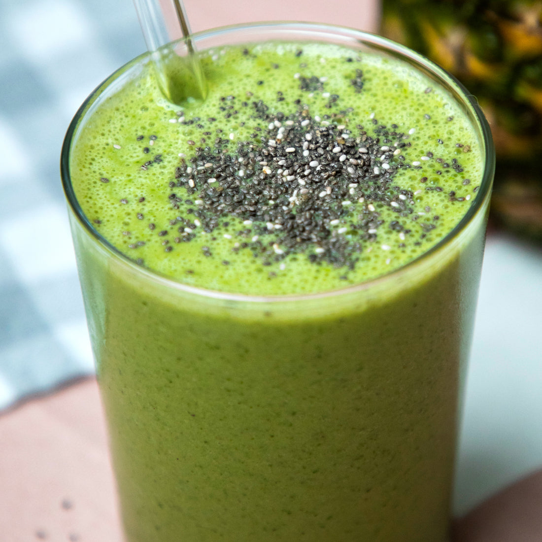 Superfoood smoothie with greens and chiaseeds. 